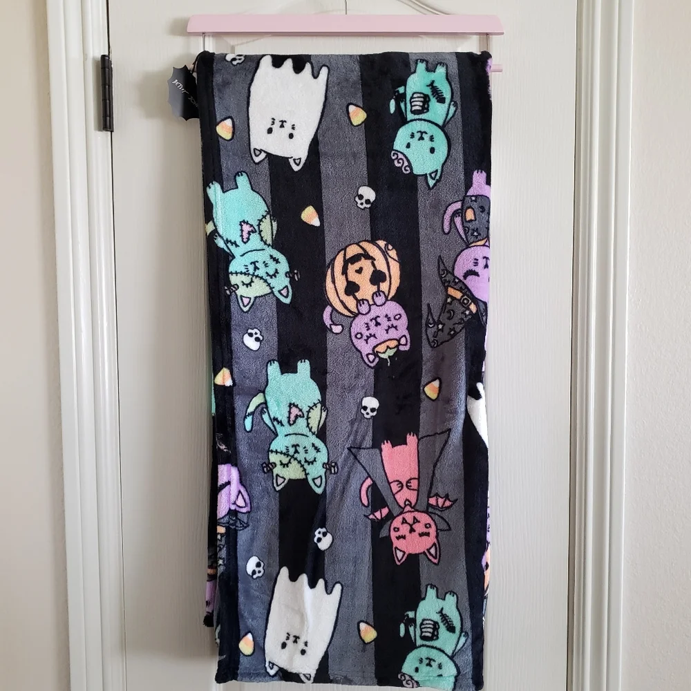 Betsey Johnson Halloween Cats In Costumes Black Gray Throw Blanket 50x60